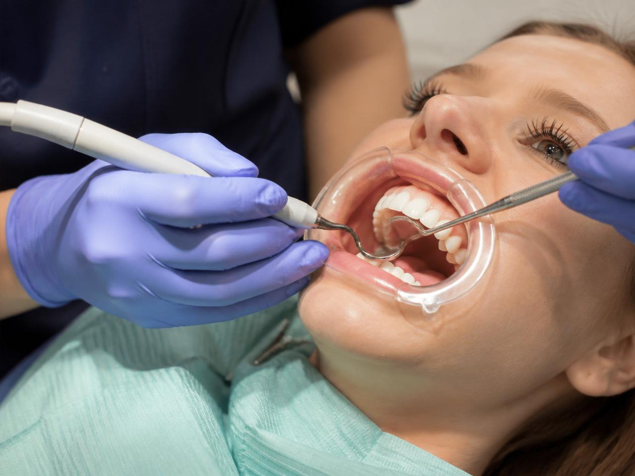 Limpeza dental e periodontia no Eusébio: saúde da gengiva em primeiro lugar